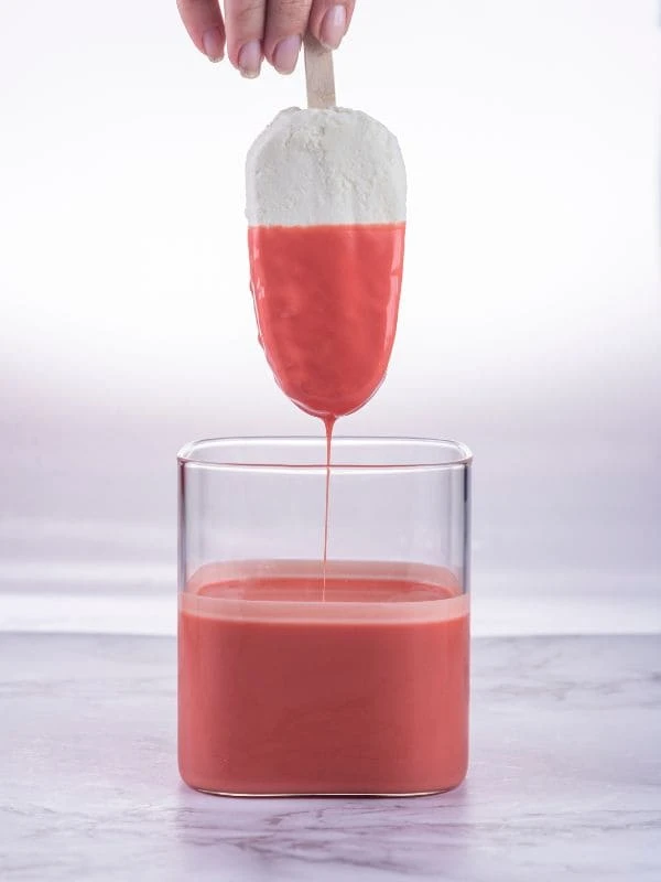 Fat glaze colored "Strawberry aroma"