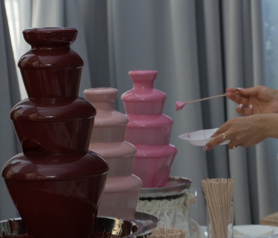 Шоколадный фонтан на свадьбе